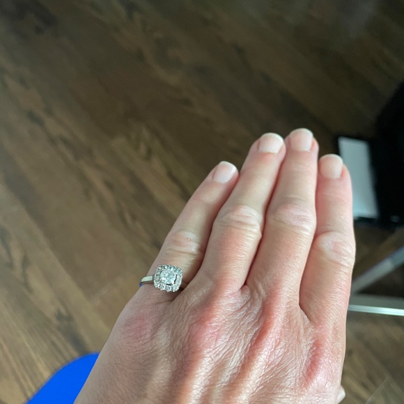 Brilliant Cut Modern Diamond Ring - Picture 2 of 5